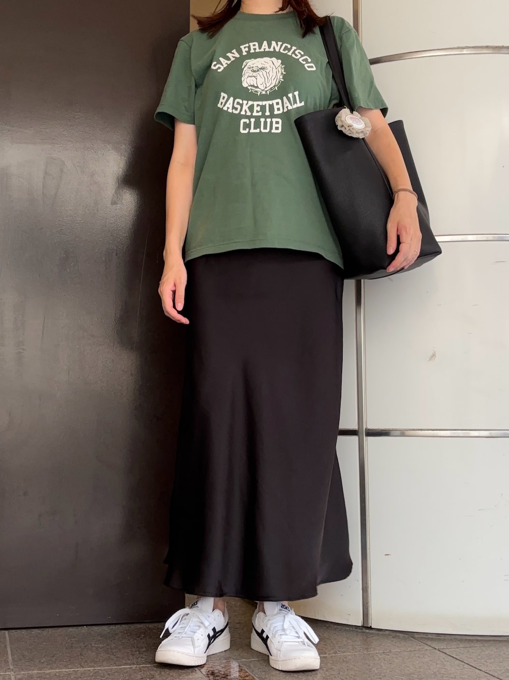 「Tシャツ、Tシャツコーデ、サテン、ロングスカート、ダテメガネ、スニーカー、スニーカーコーデ、シンプルコーデ、シンプル、シンプルスタイル、マタニティ、マタニティコーデ、トートバッグ、休日スタイル、休日コーデ」｜「AP STUDIOの【GULF COAST SPORTSWEAR】SAN FRANCISCO T-sh（Tシャツ/カットソー、グリーン系）」を使った、𝗒𝗎𝗄𝖺さん（レディース・167cm）の夏コーディネートの1枚目の写真