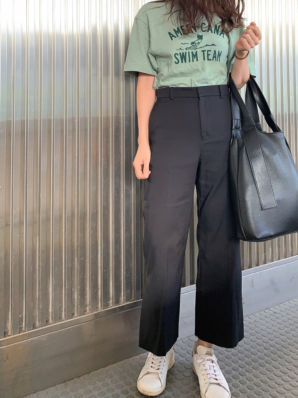 「Tシャツ、ロゴT、フレアパンツ、スニーカー、スニーカーコーデ、スタンスミス、シンプル、シンプルコーデ、オトナカジュアル、ラブアンドピース2021」｜「AMERICANAの＜Americana（アメリカーナ）＞プリントTシャツ（Tシャツ/カットソー、グリーン系）」を使った、𝗒𝗎𝗄𝖺さん（レディース・167cm）の秋コーディネートの1枚目の写真