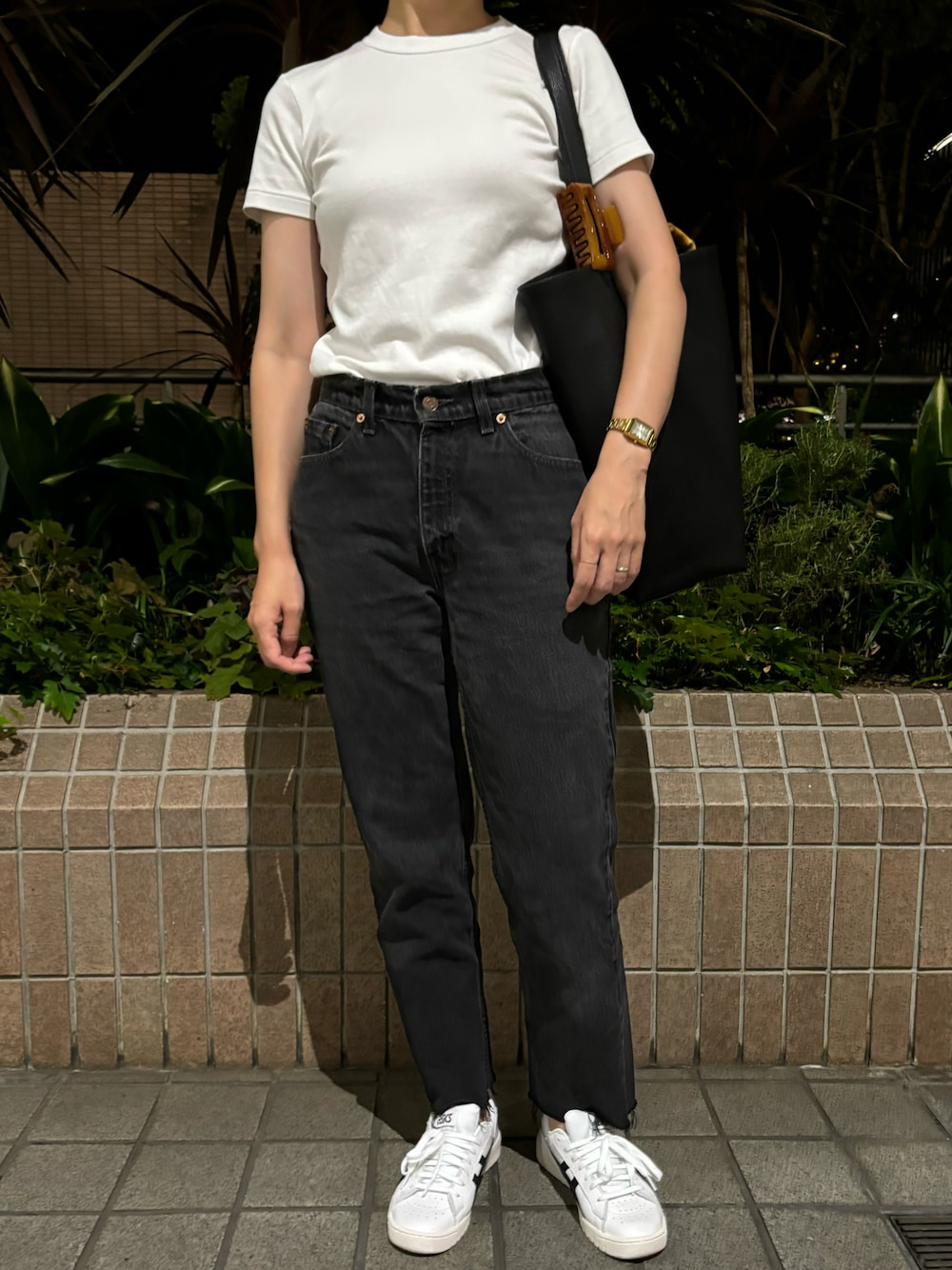 「Tシャツ、白Tシャツ、デニム、デニムパンツ、スニーカー、スニーカーコーデ、シンプルコーデ、シンプル、シンプルスタイル、モノトーン、モノトーンコーデ、休日スタイル、休日コーデ、カジュアル、カジュアルコーデ」｜「ASICSのASICS アシックス GEL-PTG ゲルピーティージー 1201A662.101 W/BK（スニーカー、ホワイト系）」を使った、𝗒𝗎𝗄𝖺さん（レディース・167cm）の秋コーディネートの1枚目の写真