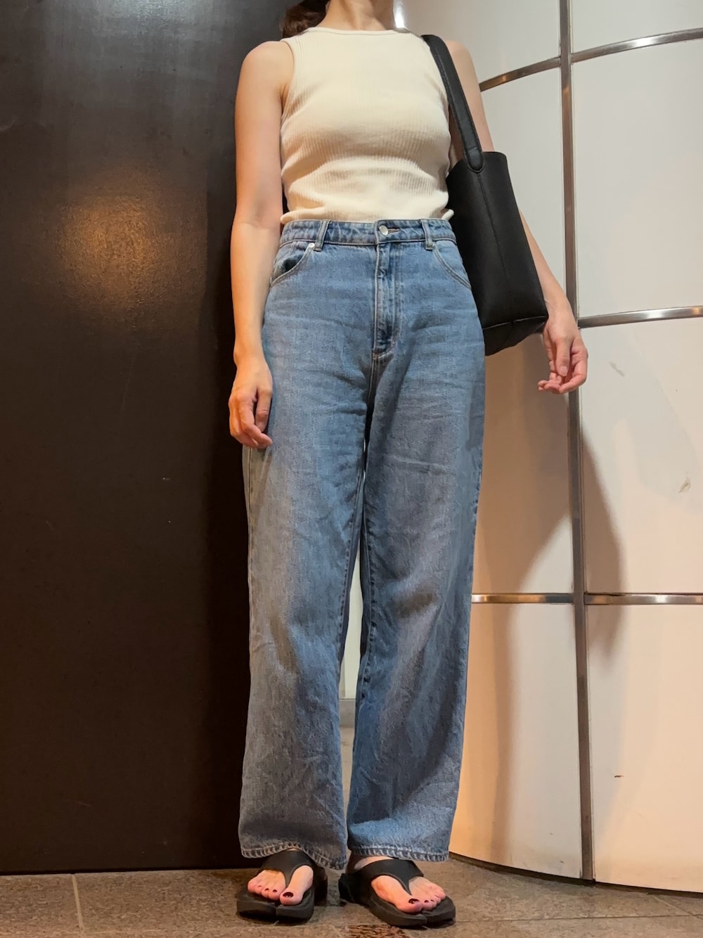 「ノースリーブ、デニム、デニムパンツ、サンダル、トートバッグ、シンプルコーデ、シンプル、シンプルスタイル、休日スタイル、休日コーデ、夏コーデ、夏」｜「Healthknitのアイテム（タンクトップ、ホワイト系）」を使った、𝗒𝗎𝗄𝖺さん（レディース・167cm）の夏コーディネートの1枚目の写真