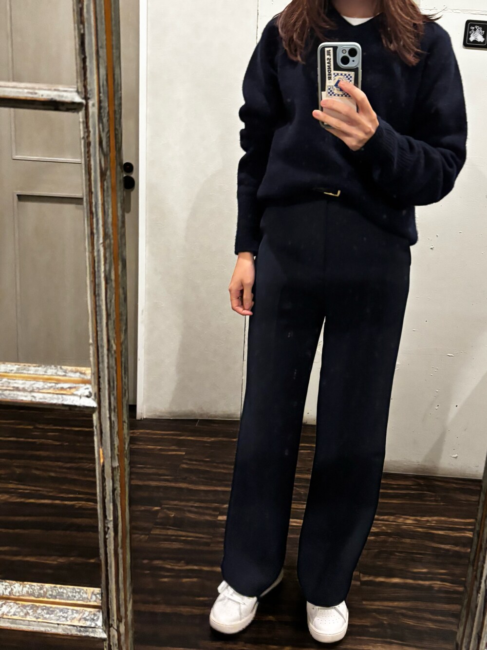 「ニット、レイヤードスタイル、レイヤード、スラックス、ワイドパンツ、スニーカー、スニーカーコーデ、白スニーカー、シンプルコーデ、シンプル、シンプルスタイル、ネイビー、ネイビー×ホワイト、大人カジュアル、オトナカジュアル」｜「BATONERのアイテム（ニット/セーター、ブルー系）」を使った、𝗒𝗎𝗄𝖺さん（レディース・167cm）の冬コーディネートの1枚目の写真