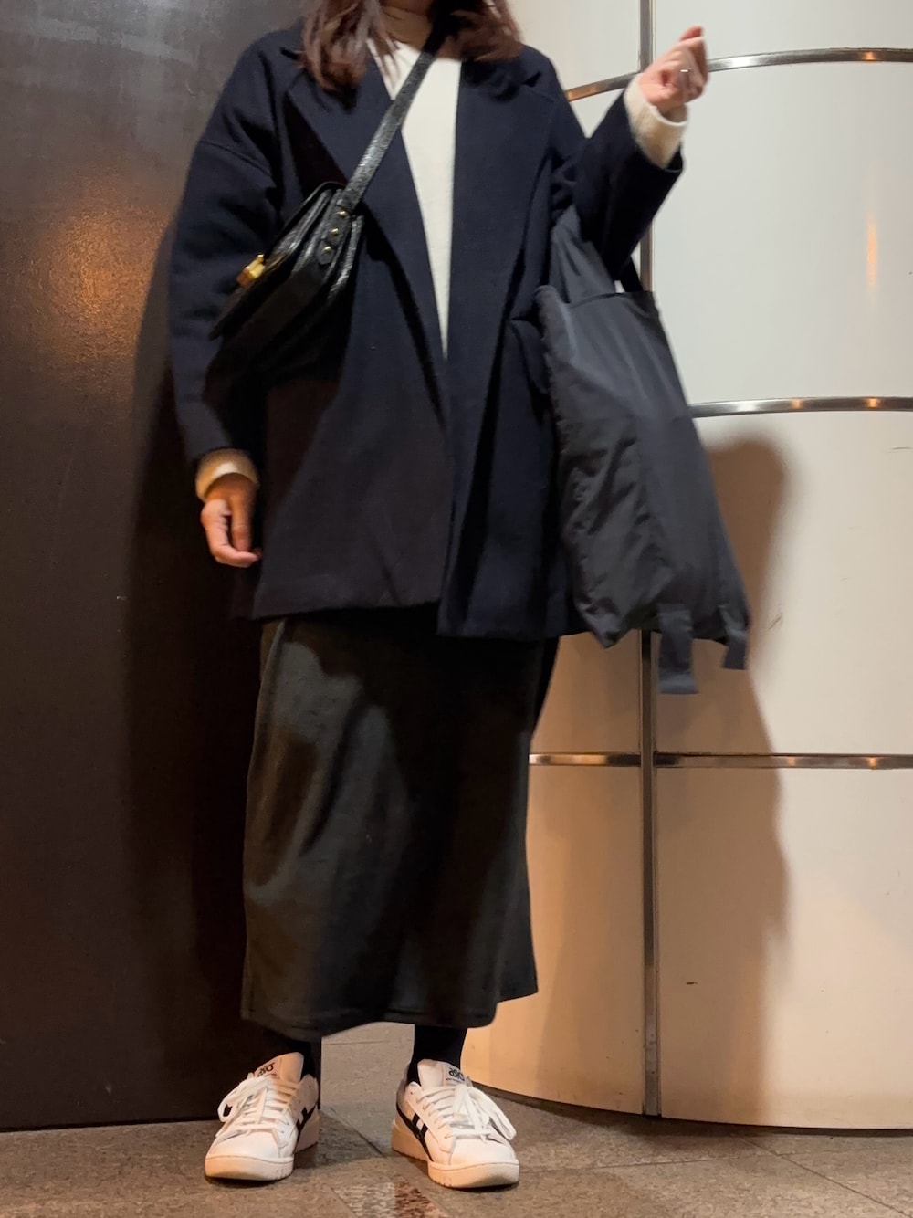 「ニット、白ニット、ベロア、ロングスカート、スニーカー、スニーカーコーデ、白スニーカー、シンプルコーデ、シンプル、シンプルスタイル、冬アウター、オトナカジュアル、大人カジュアル、お出かけコーデ、大人女子」｜「COSのアイテム（ニット/セーター、ホワイト系）」を使った、𝗒𝗎𝗄𝖺さん（レディース・167cm）の冬コーディネートの1枚目の写真