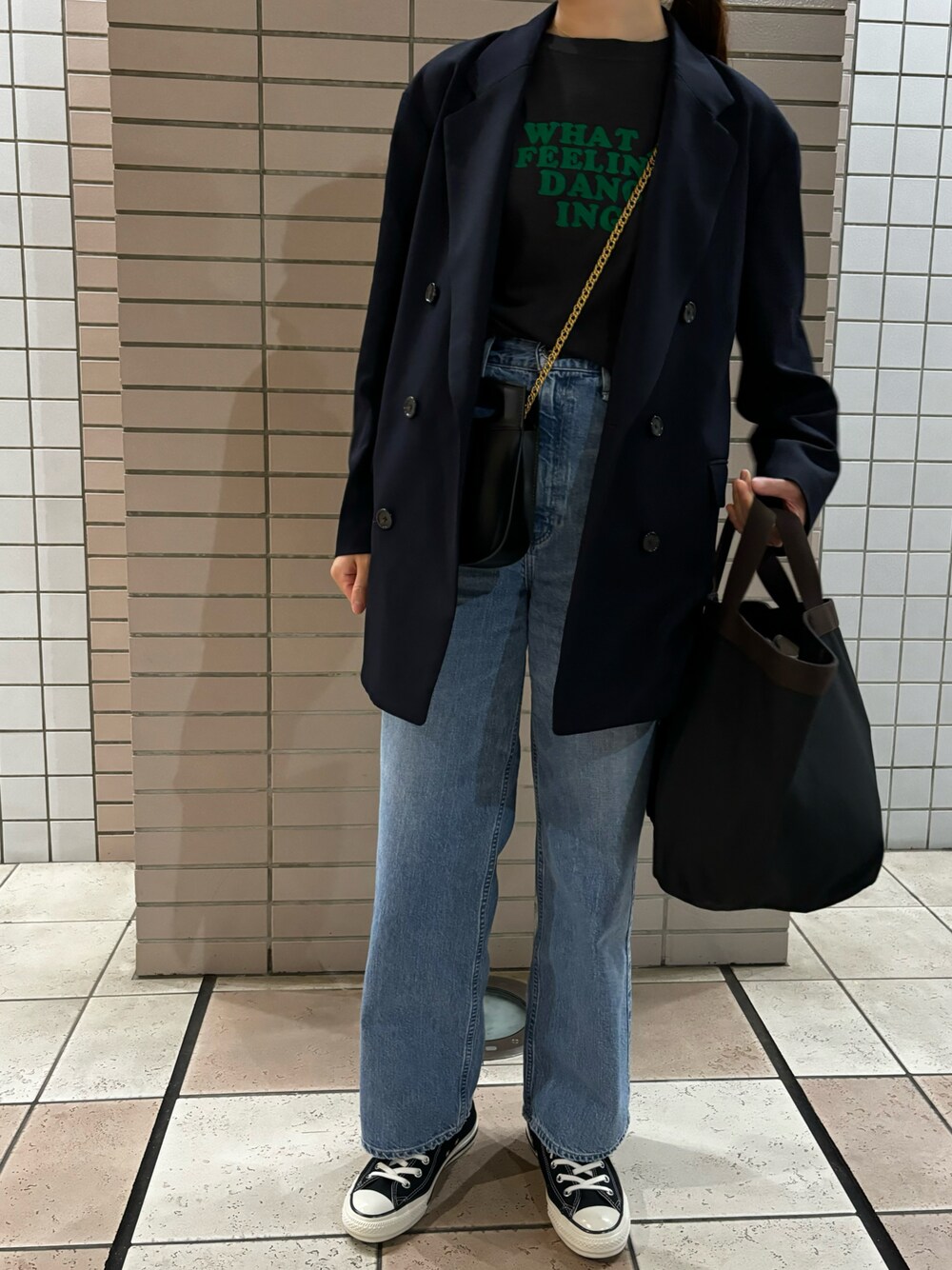 「ジャケット、ジャケットスタイル、Tシャツ、Tシャツ×デニム、ロゴT、デニム、デニムパンツ、スニーカー、スニーカーコーデ、コンバース、シンプルコーデ、シンプル、シンプルスタイル、オトナカジュアル、大人カジュアル」｜「H　BEAUTY&YOUTH UNITED ARROWSの＜H＞ダブルブレストジャケット（テーラードジャケット、ブルー系）」を使った、𝗒𝗎𝗄𝖺さん（レディース・167cm）の秋コーディネートの1枚目の写真