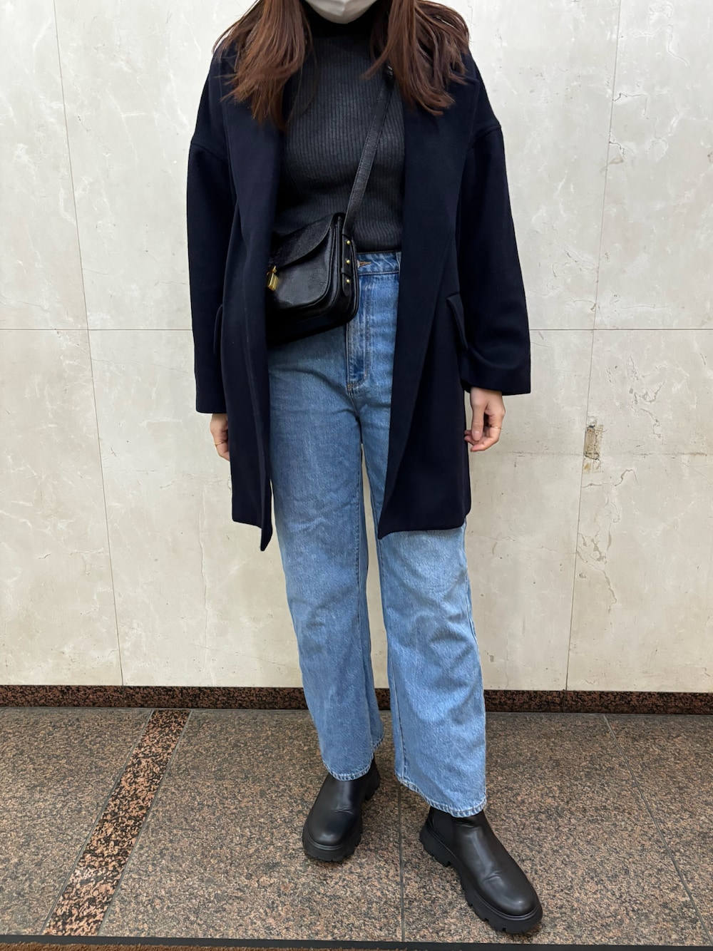 「コート、タートルネック、タートルネックニット、デニム、デニムパンツ、ブーツ、ブーツスタイル、サイドゴアブーツ、シンプルコーデ、シンプル、シンプルスタイル、オトナカジュアル、大人カジュアル、休日スタイル、休日コーデ」｜「B:MING by BEAMSのB:MING by BEAMS / SIMPLE YET 12G ニットリブ タートルネック（ニット/セーター、グレー系）」を使った、𝗒𝗎𝗄𝖺さん（レディース・167cm）の冬コーディネートの1枚目の写真
