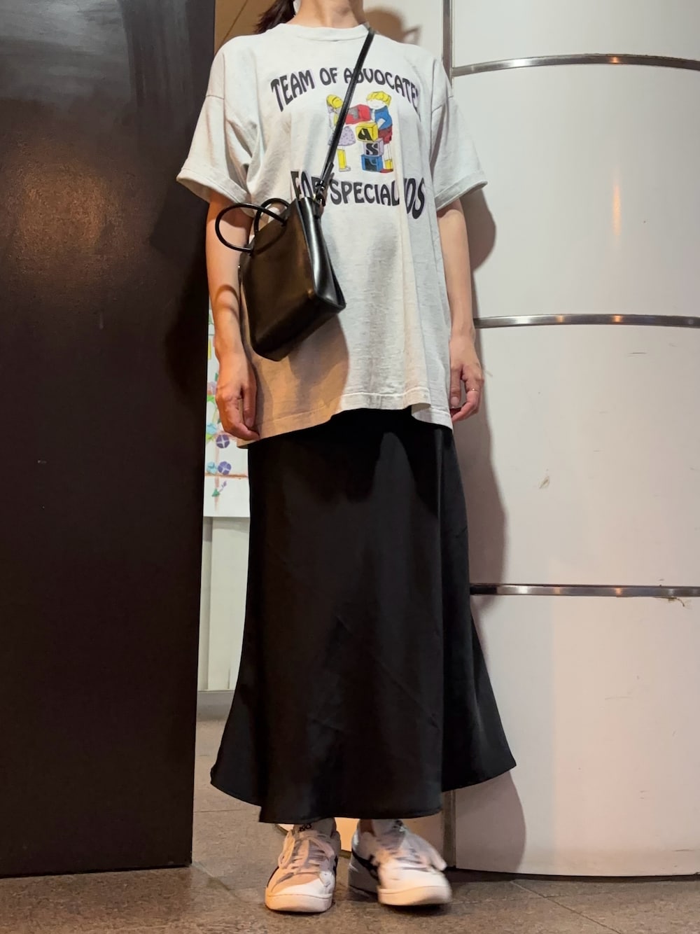 「Tシャツ、プリントT、古着MIX、古着、サテン、サテンスカート、ロングスカート、スニーカー、スニーカーコーデ、白スニーカー、シンプルコーデ、シンプル、シンプルスタイル、マタニティ、マタニティコーデ」｜「YAHKIの【YAHKI】SQUARE SHOULDER BAG（トートバッグ、ブラック系）」を使った、𝗒𝗎𝗄𝖺さん（レディース・167cm）の夏コーディネートの1枚目の写真