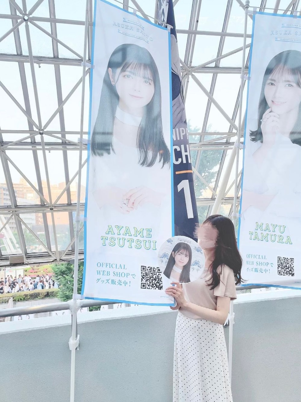 ベージュ系のTシャツ/カットソー、ホワイト系のスカート、ピンク系のペットウェアを着用したレディースの春コーディネートの1枚目の写真