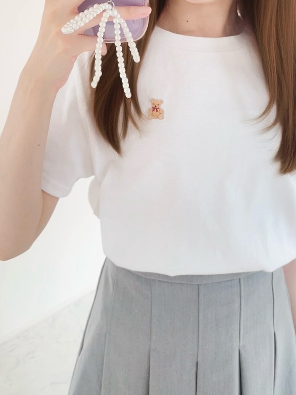 ホワイト系のTシャツ/カットソー、グレー系のスカート、シルバー系のサンダルを着用したレディースの夏コーディネートの1枚目の写真
