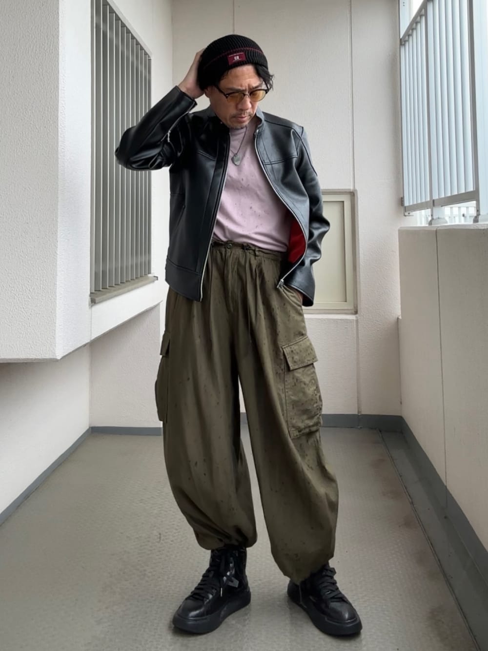 カーゴパンツを使った「レザーライダース」の人気ファッション