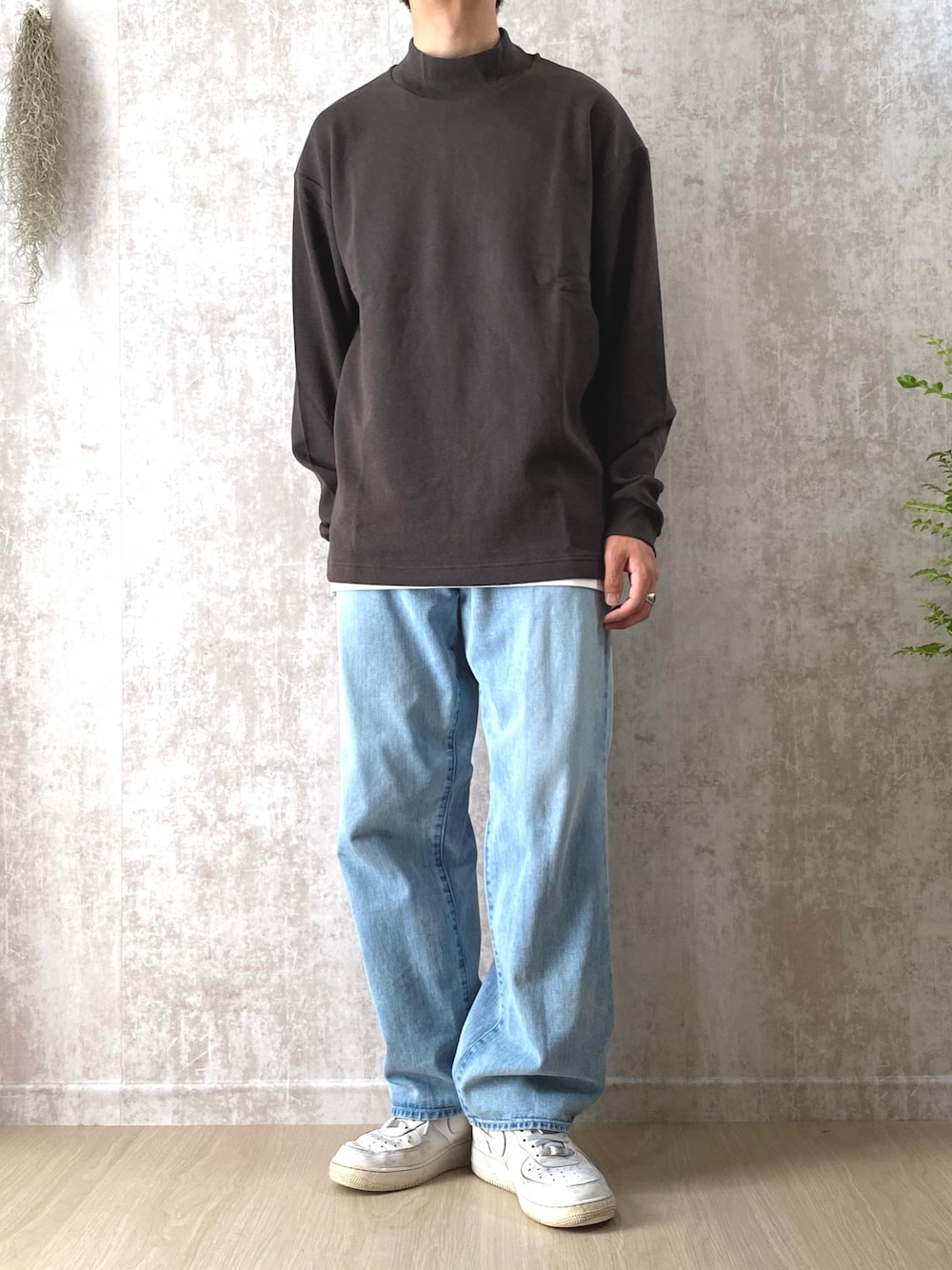 グレー系のTシャツ/カットソー、ブルー系のデニムパンツ、ホワイト系のスニーカーを着用したメンズの秋コーディネートの1枚目の写真