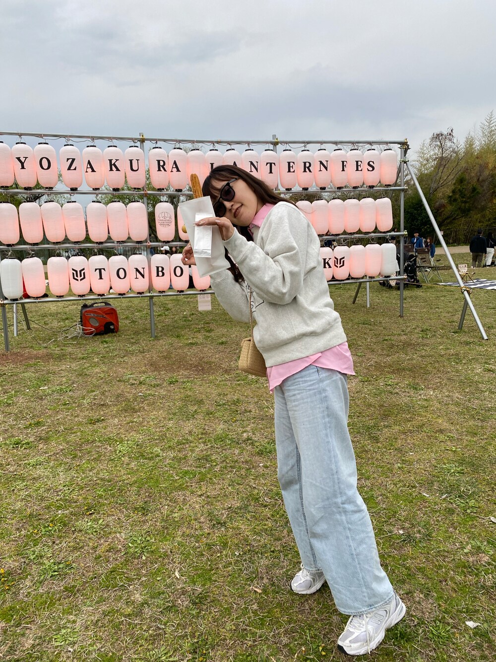 「ADAM ET ROPE'のアイテム（パーカー、グレー系）」を使った、Momiさん（骨格ウェーブ・レディース・168cm）の春コーディネートの1枚目の写真