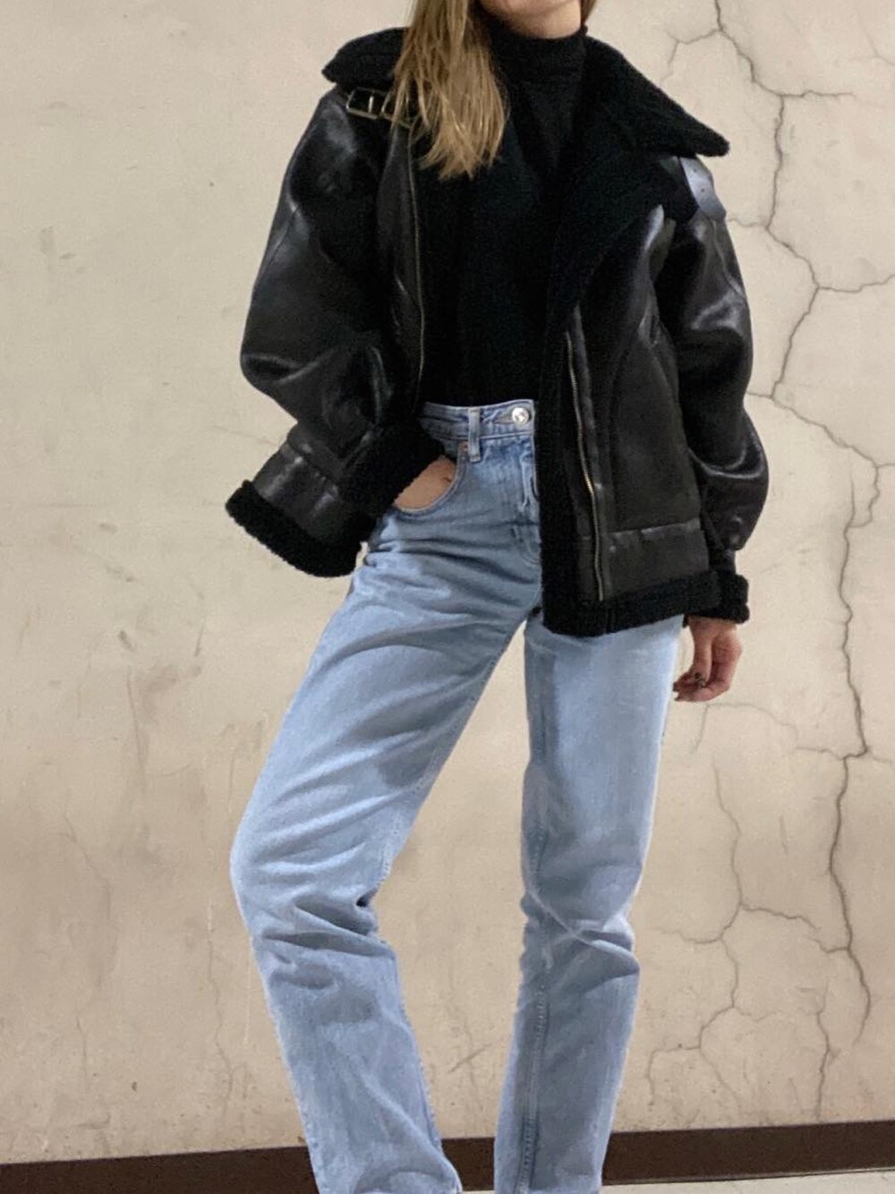 「ムートンジャケット、シンプルコーデ、大人ガーリー、minimal、outfit、ootd、スニーカーコーデ、アラフォーママコーデ、30代ファッション、ママファッション、ボアジャケット、冬コーデ」｜「ROGER AND RAWのパイピングフェイクムートンジャケット（ムートンコート、ブラック系）」を使った、zaomomさん（レディース・153cm）の冬コーディネートの1枚目の写真