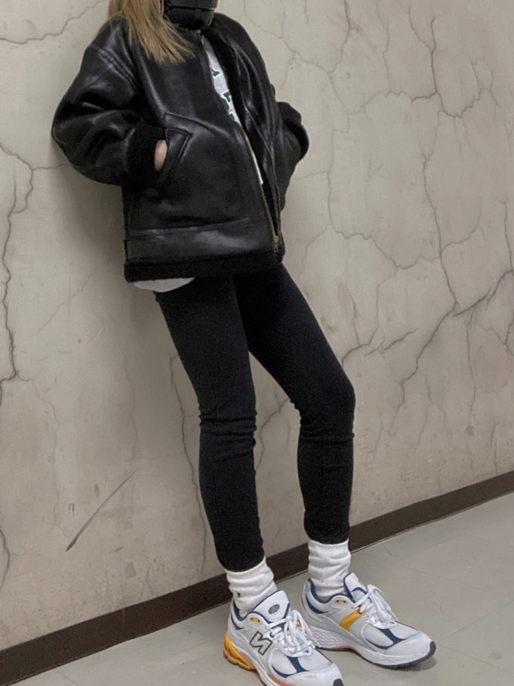 「ボアジャケット、ソックス×スニーカー、スウェット、オトナカジュアル、30代コーデ、ママコーデ、アラフォーママコーデ、ootd、outfit、fashion、海外ファッション」｜「ROGER AND RAWのパイピングフェイクムートンジャケット（ムートンコート、ブラック系）」を使った、zaomomさん（レディース・153cm）の冬コーディネートの1枚目の写真