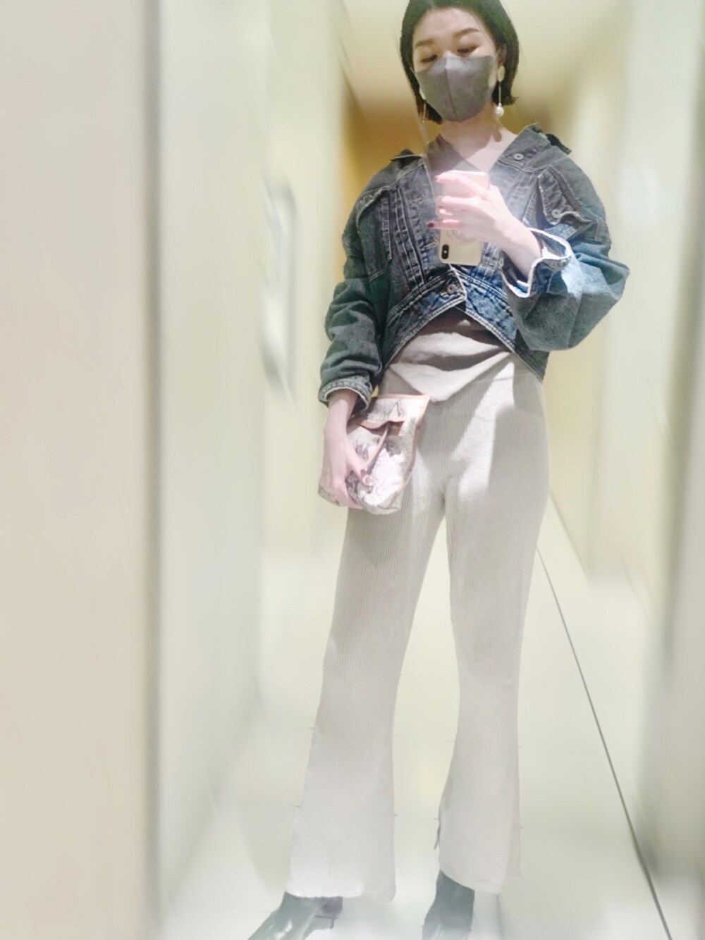 ベージュ系のその他パンツ、ブルー系のデニムジャケット、グリーン系のニット/セーターを着用したレディースの秋コーディネートの1枚目の写真