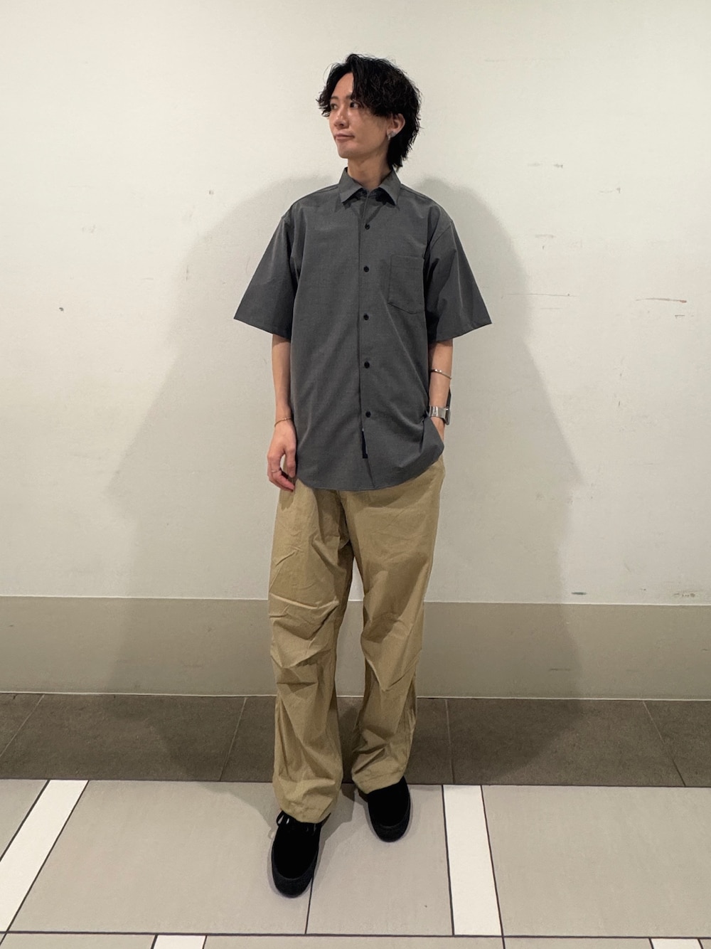ベージュ系のその他パンツ、グレー系のシャツ/ブラウスを着用したメンズの夏コーディネートの1枚目の写真