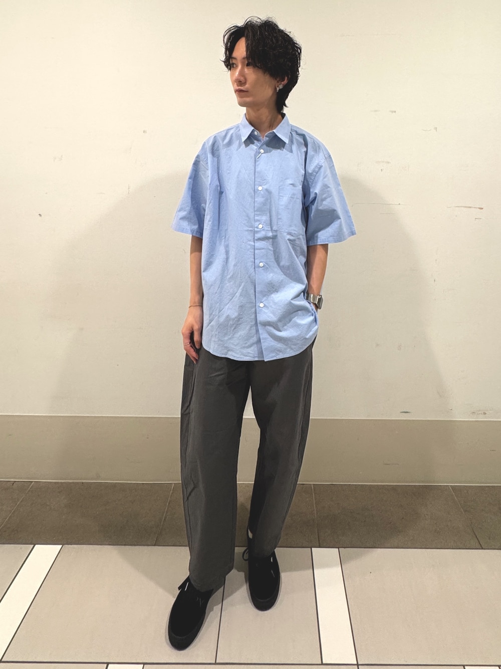ブルー系のシャツ/ブラウスを着用したメンズの春コーディネートの1枚目の写真