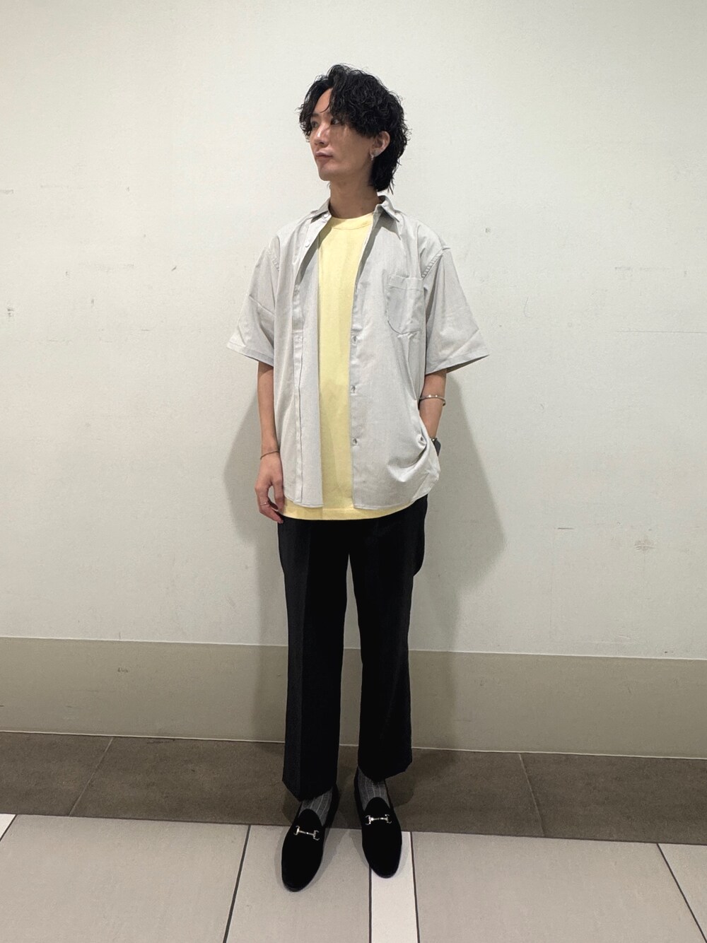 イエロー系のTシャツ/カットソー、グレー系のその他パンツを着用したメンズの夏コーディネートの1枚目の写真