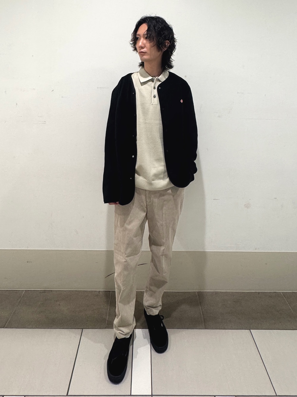 ベージュ系のニット/セーター、ホワイト系のその他パンツを着用したメンズの秋コーディネートの1枚目の写真