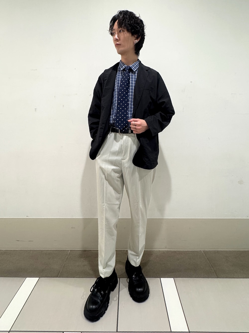 ホワイト系のその他パンツ、ブラック系のその他アウター、その他のネクタイを着用したメンズの春コーディネートの1枚目の写真