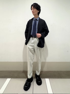 「URBAN RESEARCH DOORS（アーバンリサーチドアーズ）の『イージーケア/速乾/UVカット』クイックドライ テーパードトラウザー（その他パンツ、ホワイト系）」を使った、大源さん（メンズ・183cm）の春コーディネート