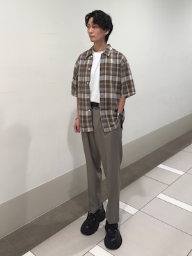 「URBAN RESEARCH DOORS（アーバンリサーチドアーズ）の『UR TECH』完声2タックワイドトラウザー（その他パンツ、ベージュ系）」を使った、大源さん（メンズ・183cm）の春コーディネート