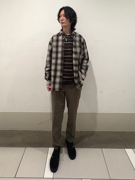 「URBAN RESEARCH DOORS（アーバンリサーチドアーズ）の『UR TECH』完声テーパードトラウザー（その他パンツ、グリーン系）」を使った、大源さん（メンズ・183cm）の秋コーディネート
