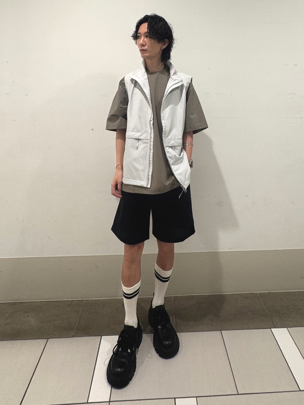 グリーン系のTシャツ/カットソー、ホワイト系のその他アウター、ブラック系のその他パンツを着用したメンズの夏コーディネートの1枚目の写真