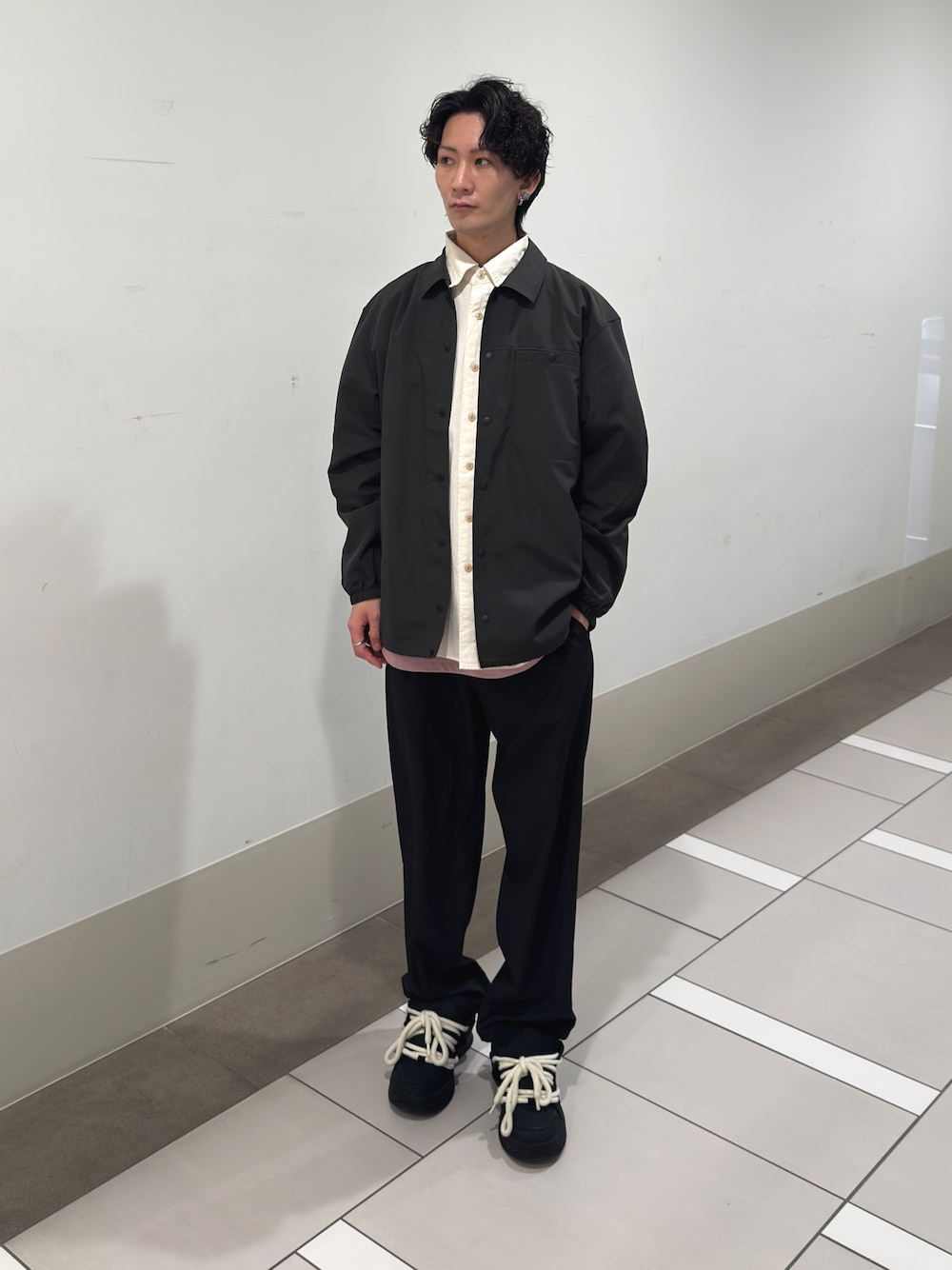 ブラック系のその他アウター、ホワイト系のシャツ/ブラウス、ピンク系のTシャツ/カットソーを着用したメンズの春コーディネートの1枚目の写真
