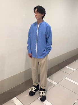 「URBAN RESEARCH DOORS（アーバンリサーチドアーズ）の『XLサイズ/WEB限定』『吸水速乾』セオアルファバンドカラーロングスリーブシャツ（シャツ/ブラウス、ブルー系）」を使った、大源さん（メンズ・183cm）の春コーディネート