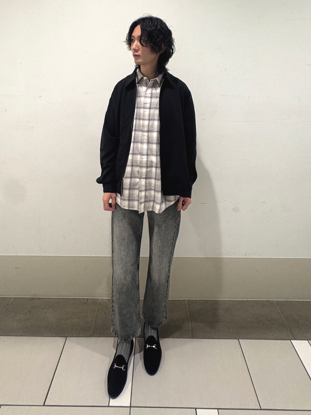 ホワイト系のシャツ/ブラウス、ブラック系のデニムパンツを着用したメンズの秋コーディネートの1枚目の写真
