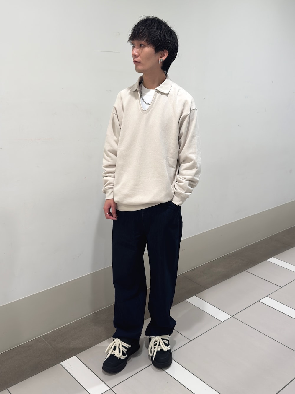 グレー系のスウェット、ブルー系のデニムパンツを着用したメンズの春コーディネートの1枚目の写真