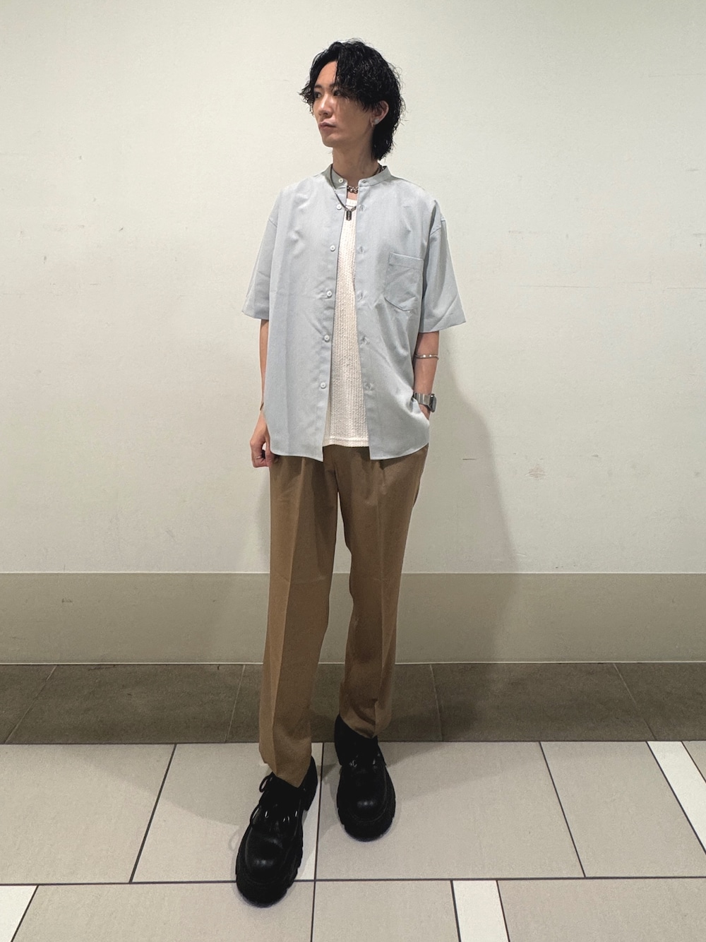 グレー系のシャツ/ブラウス、ベージュ系のその他パンツを着用したメンズの夏コーディネートの1枚目の写真