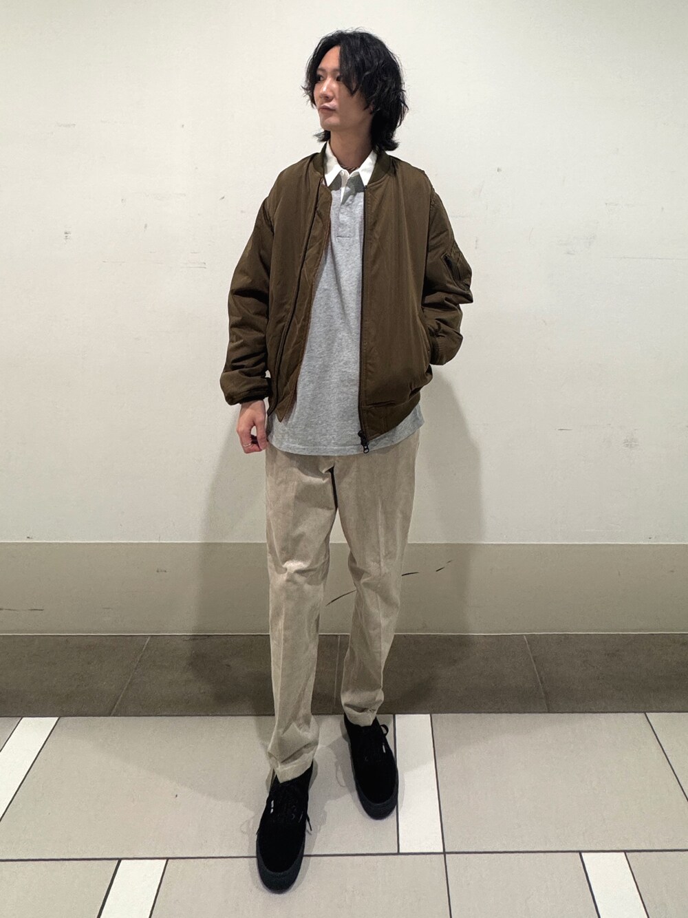 グレー系のTシャツ/カットソーを着用したメンズの秋コーディネートの1枚目の写真