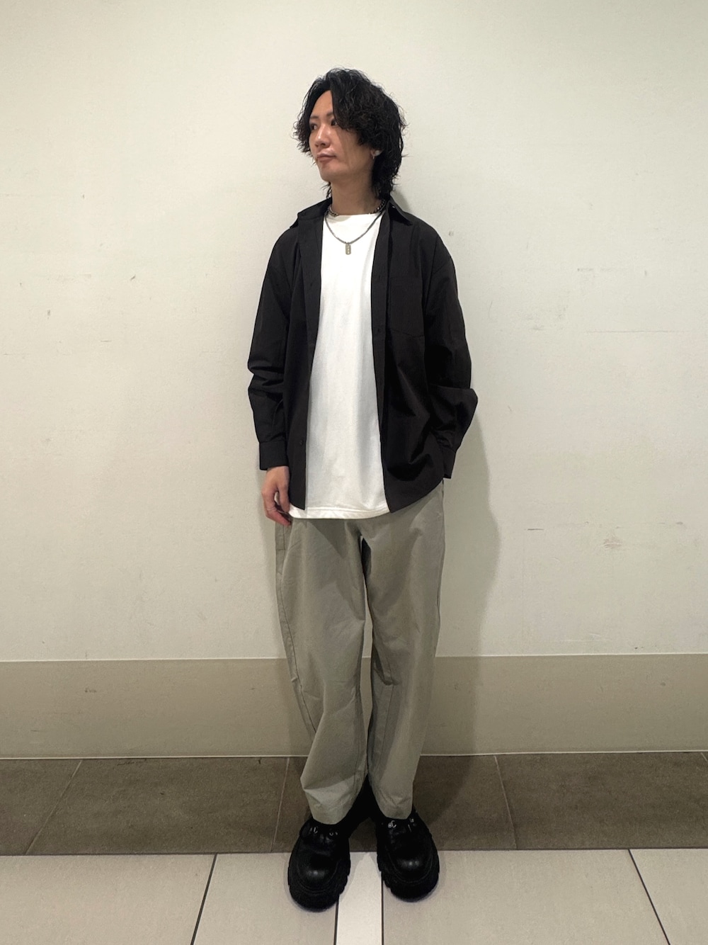 グレー系のその他パンツ、ホワイト系のTシャツ/カットソー、グレー系のシャツ/ブラウスを着用したメンズの夏コーディネートの1枚目の写真