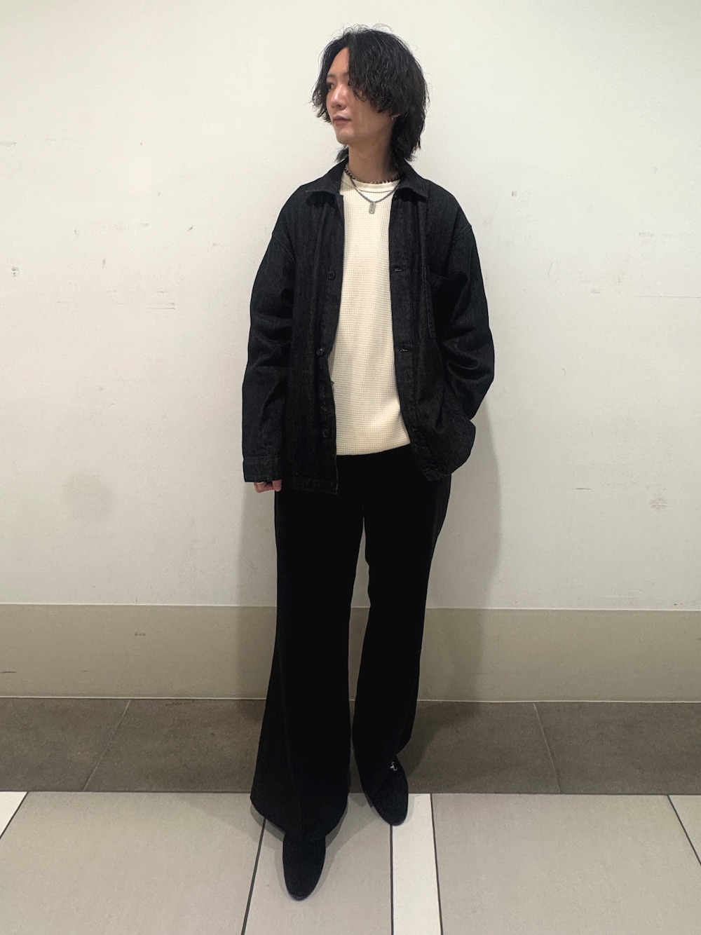 ブラック系のデニムジャケット、ホワイト系のTシャツ/カットソーを着用したメンズの秋コーディネートの1枚目の写真