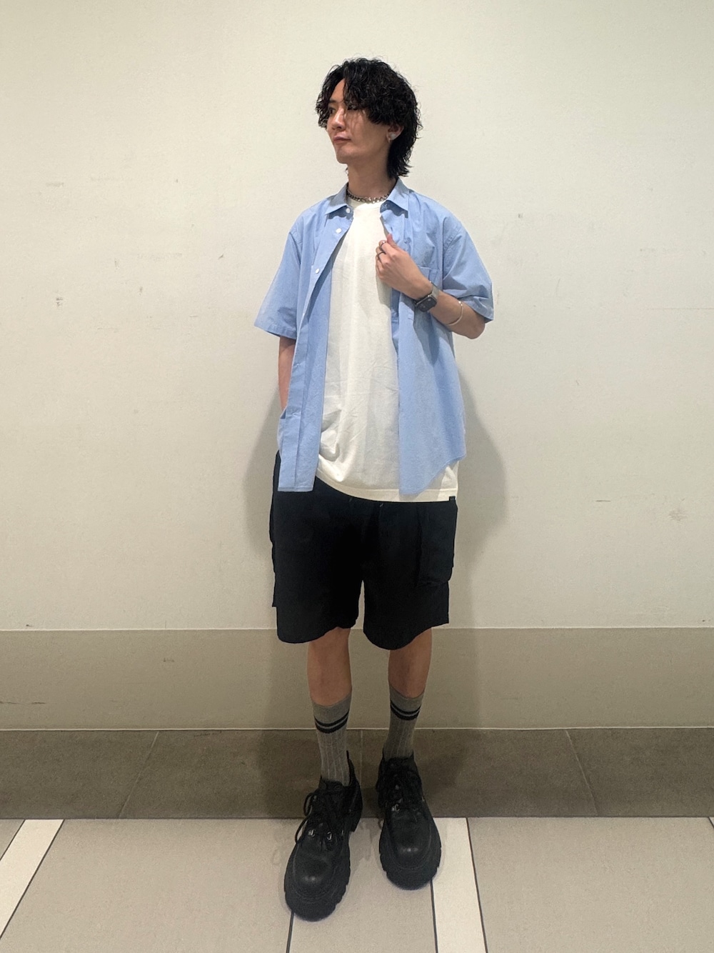 ブルー系のシャツ/ブラウス、ホワイト系のTシャツ/カットソー、ブラック系のその他パンツを着用したメンズの夏コーディネートの1枚目の写真
