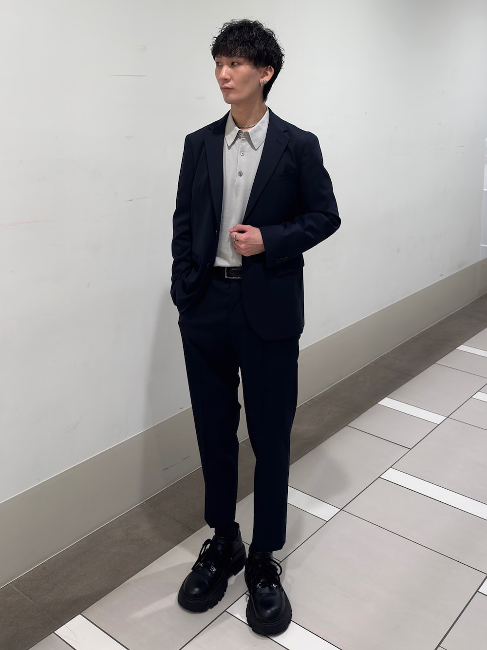 ブルー系のスーツパンツ、ブルー系のその他アウターを着用したメンズの春コーディネートの1枚目の写真