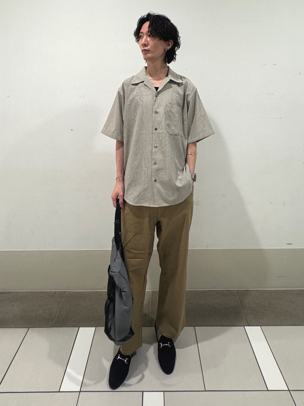 ベージュ系のシャツ/ブラウス、グレー系のバックパック/リュックを着用したメンズの夏コーディネートの1枚目の写真