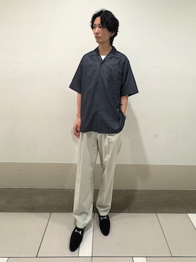 「URBAN RESEARCH DOORS（アーバンリサーチドアーズ）の『イージーケア/速乾/UVカット』クイックドライ 2タック ワイドトラウザー（その他パンツ、ホワイト系）」を使った、大源さん（メンズ・183cm）の春コーディネート