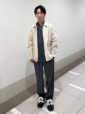 「URBAN RESEARCH DOORS（アーバンリサーチドアーズ）のDANTON　COVERALL SHIRTS（シャツ/ブラウス、ベージュ系）」を使った、大源さん（メンズ・183cm）の春コーディネート