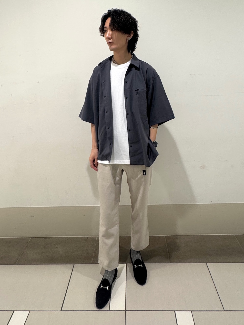 グレー系のシャツ/ブラウス、ホワイト系のTシャツ/カットソー、ホワイト系のその他パンツを着用したメンズの夏コーディネートの1枚目の写真