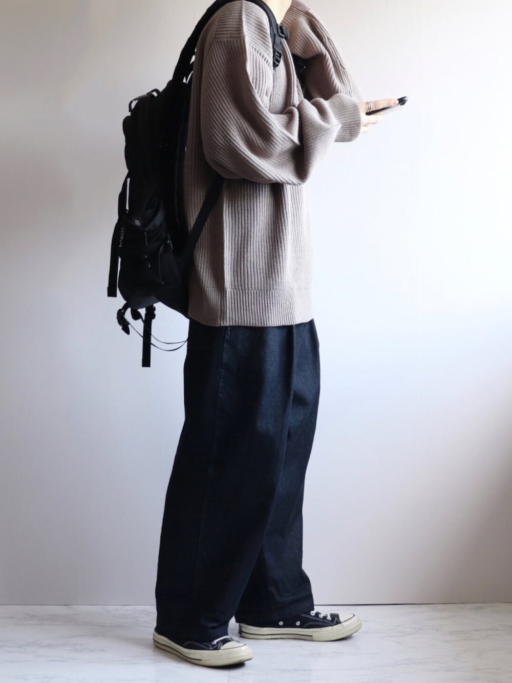 「スニーカー、ニット、デニム、コンバース、ビッグシルエット、セーター、リュック、ベージュ、ゆるニット、デニムパンツ、通学、可愛い、グレージュ、ゆるコーデ、バルーンスリーブ」｜「CLELの【CLEL】Balloon Sleeve Crew Neck Knit / バルーン袖クルーネックニット（ニット/セーター、ベージュ系）」を使った、えーと ☘🐝さん（メンズ・170cm）の秋コーディネートの1枚目の写真