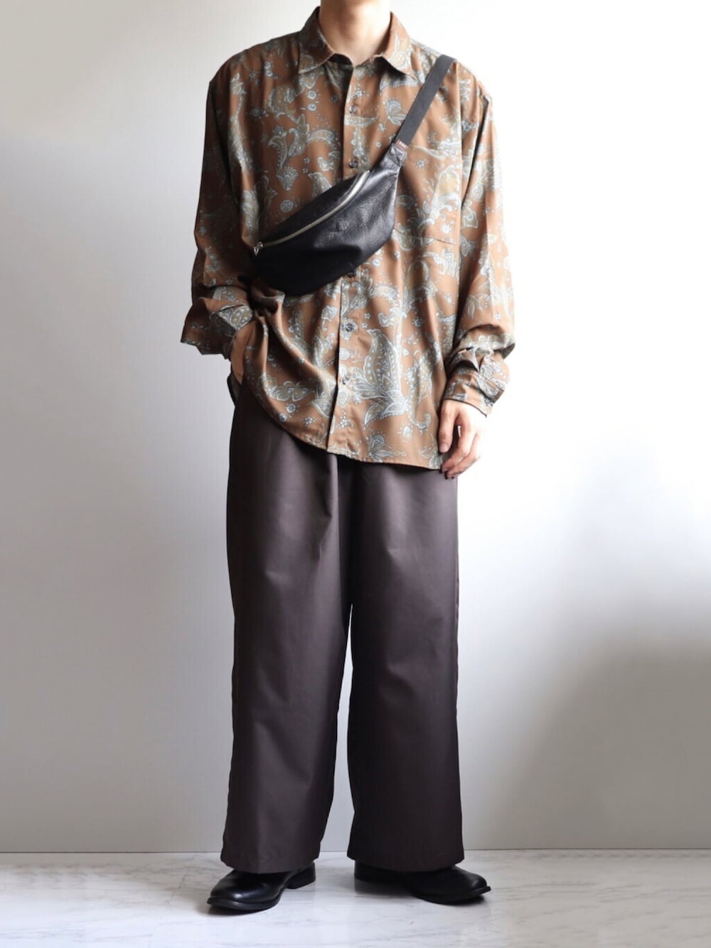 「CASPER JOHN、休日スタイル、秋服準備はじめました、柄シャツ、シャツスタイル、ゆるコーデ、ベージュ、ブラウン、ブラウンコーデ、ペイズリー、ワイドパンツ、ワイドスラックス、革靴、厚底シューズ、ドレスシューズ」｜「MR.OLIVE E.O.IのMR.OLIVE ミスターオリーブ / E.O.I WATER PROOF WASHABLE LEATHER / SMALL BODY BAG ウォータープルーフウォッシャブルレザー スモールボディバッグ / ME681（ボディバッグ/ウエストポーチ、ブラック系）」を使った、えーと ☘🐝さん（メンズ・170cm）の夏コーディネートの1枚目の写真