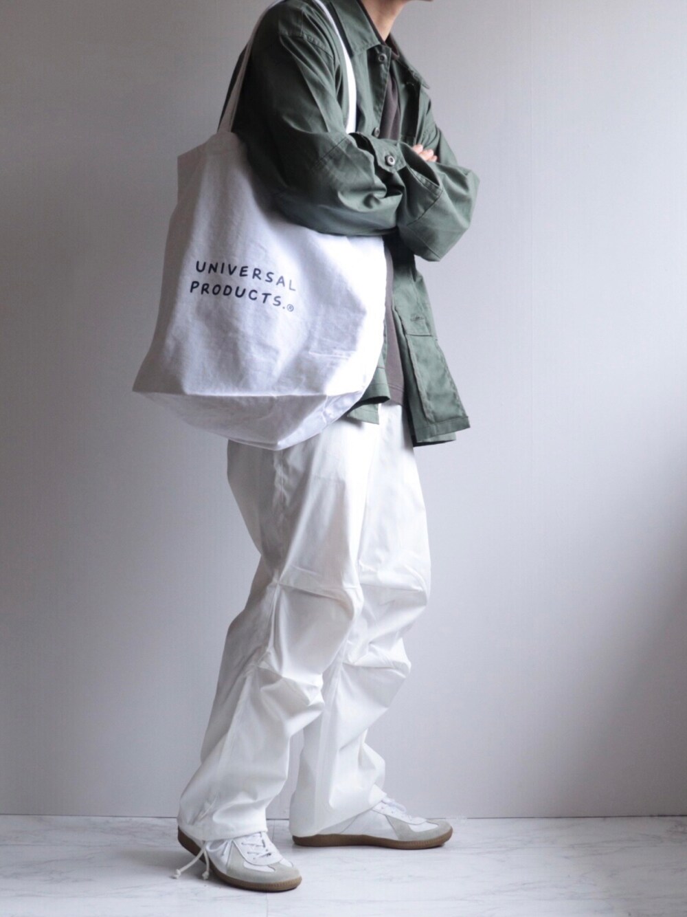 「クリスマスに着たい服、ミリタリー、ミリタリージャケット、ミリタリーコーデ、白スニーカー、ジャーマントレーナー、カーゴパンツ、スノーパンツ、ホワイトコーデ、大人カジュアル、大人コーデ、休日スタイル、白パンツ、カジュアルコーデ、ゆるコーデ」｜「MinoriTYのスノーパンツ ワイドカーゴパンツ メンズ ミリタリー（カーゴパンツ、ホワイト系）」を使った、えーと ☘🐝さん（メンズ・170cm）の冬コーディネートの1枚目の写真