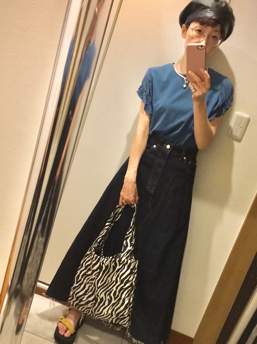 「真夏のアクティブスタイル、デニムスカート、サンダル、ベレー帽、めがね、ゼブラ柄、フリル、ブルー、シルバーアクセサリー」｜「TevaのＴｅｖａ テバ FLATFORM UNIVERSAL フラットフォーム ユニバーサル 1008844 GOLD（サンダル、ゴールド系）」を使った、Yukari🐥さん（レディース・161cm）の夏コーディネートの1枚目の写真