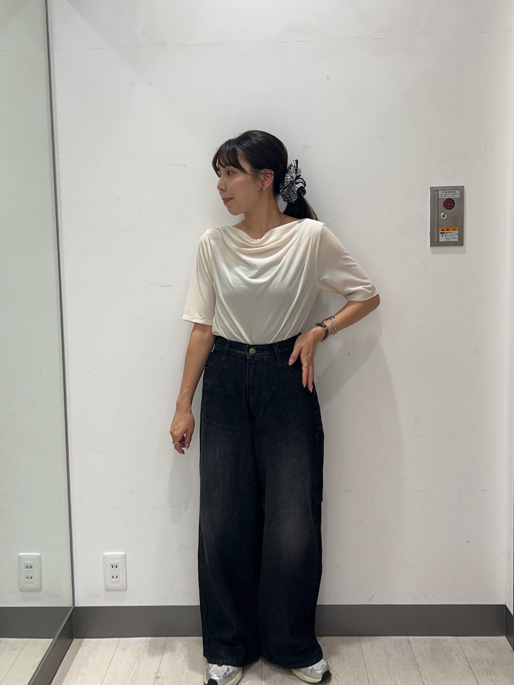 「ベロア、オフィスカジュアル、秋服準備はじめました、きれいめカジュアル、シアートップス、スニーカー、シンプルコーデ、お出かけコーデ、モノトーン、秋コーデ、小物で作る初秋コーデ、旬顔デニムコーデ、新作スニーカーコーデ、別注アイテム、lee101」｜「URBAN RESEARCH ROSSOのアイテム（トップス、ホワイト系）」を使った、おーつさん（レディース・150cm）の秋コーディネートの1枚目の写真