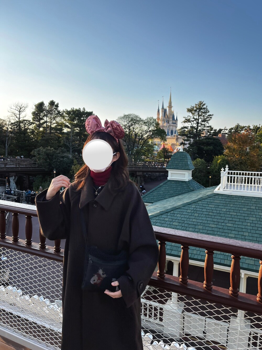 「ディズニーコーデ」｜「UNIQLOのアイテム（ニット/セーター、レッド系）」を使った、さあやさん（レディース・163cm）の春コーディネートの1枚目の写真