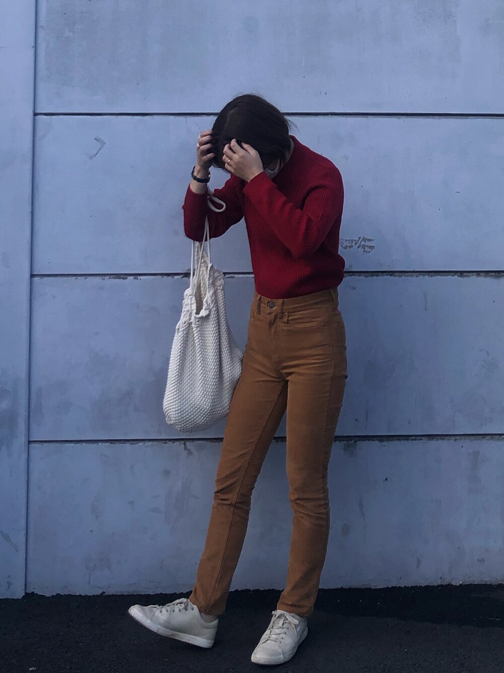 「カジュアル、休日スタイル、パンツコーデ、大人女子、ootd、ニットコーデ、デート、ダウンジャケット、おしゃれさんと繋がりたい、コーデュロイパンツ」｜「GAPの隠しポケット付きハイライズ シガレットコーデュロイジーンズ（その他パンツ、ブラウン系）」を使った、ayaさん（レディース・159cm）の冬コーディネートの1枚目の写真