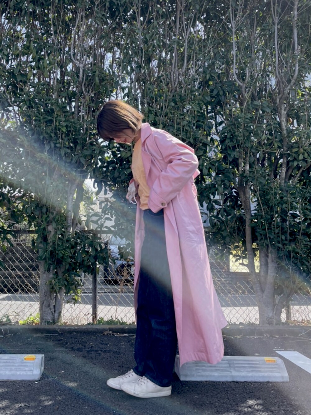 「春服みてみて、休日コーデ、オトナカジュアル、シンプル、春、デニムコーデ、おしゃれさんと繋がりたい、スニーカーコーデ、トレンチコート、ブラウス、デニム」｜「VANSのVANS BRIAN ヴァンズ ブライアン V456L ECRU（スニーカー、ベージュ系）」を使った、ayaさん（レディース・159cm）の春コーディネートの1枚目の写真