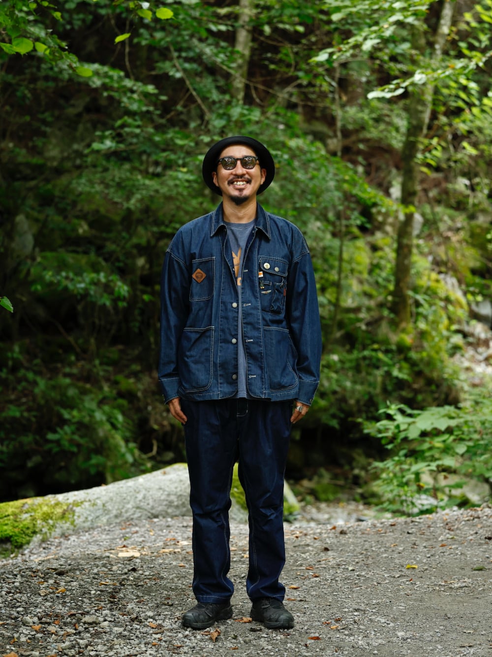 「秋冬コーデ、デニム、grnoutdoor、POTATOSALAD HOLIC、SALOMON、キャンプスタイル、outfit、ootd、セットアップ、カバーオール」｜「grn outdoorのアイテム（カバーオール、ブルー系）」を使った、macoさん（メンズ・180cm）の秋コーディネートの1枚目の写真