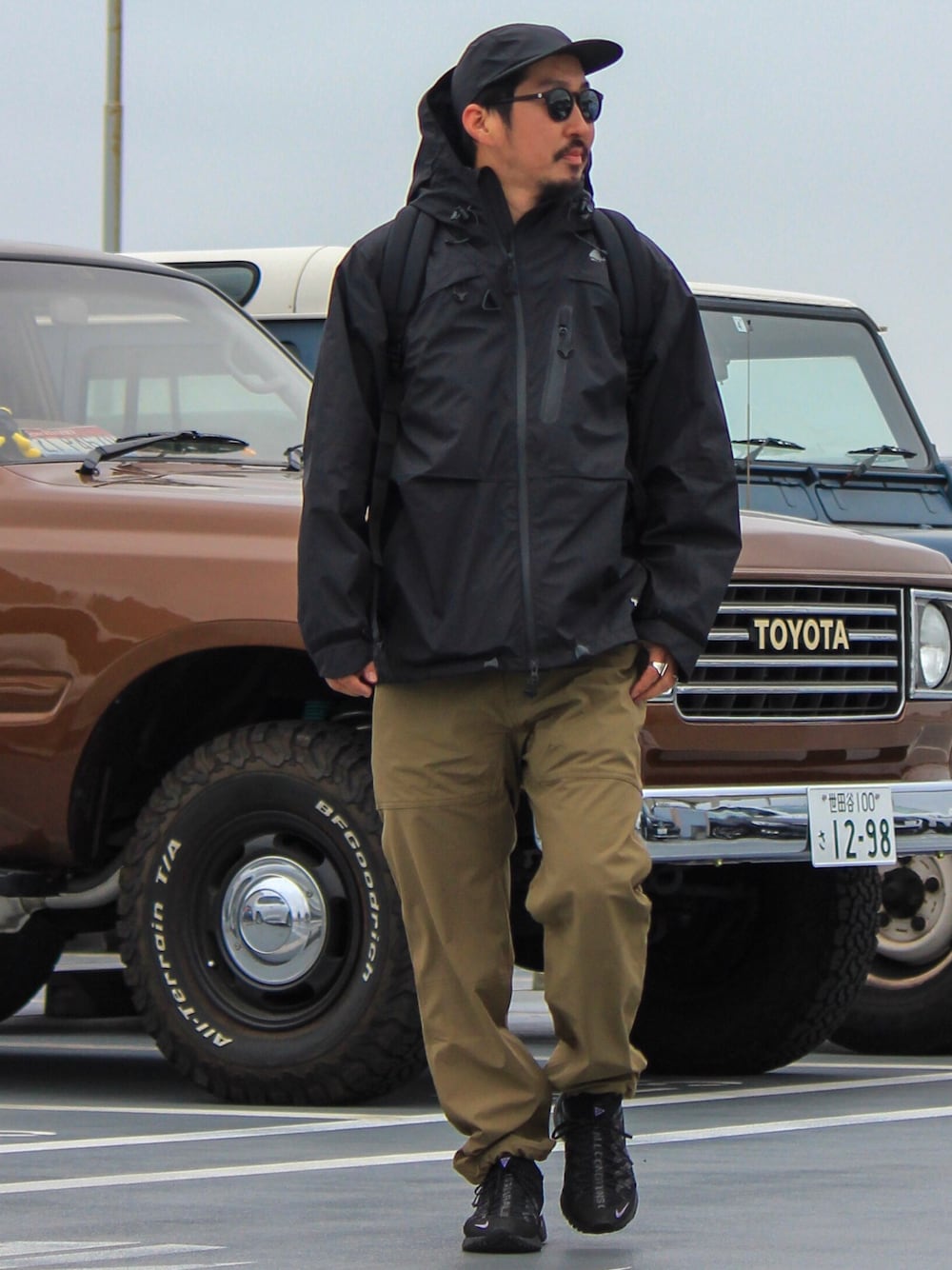 「アウトドアスタイル、ootd、outfit、NIKEACG、夏コーデ、休日スタイル、シンプルスタイル、ブラック、春コーデ、スニーカー」｜「grn  outdoorのアイテム（マウンテンパーカー、ブラック系）」を使った、macoさん（メンズ・180cm）の春コーディネートの1枚目の写真